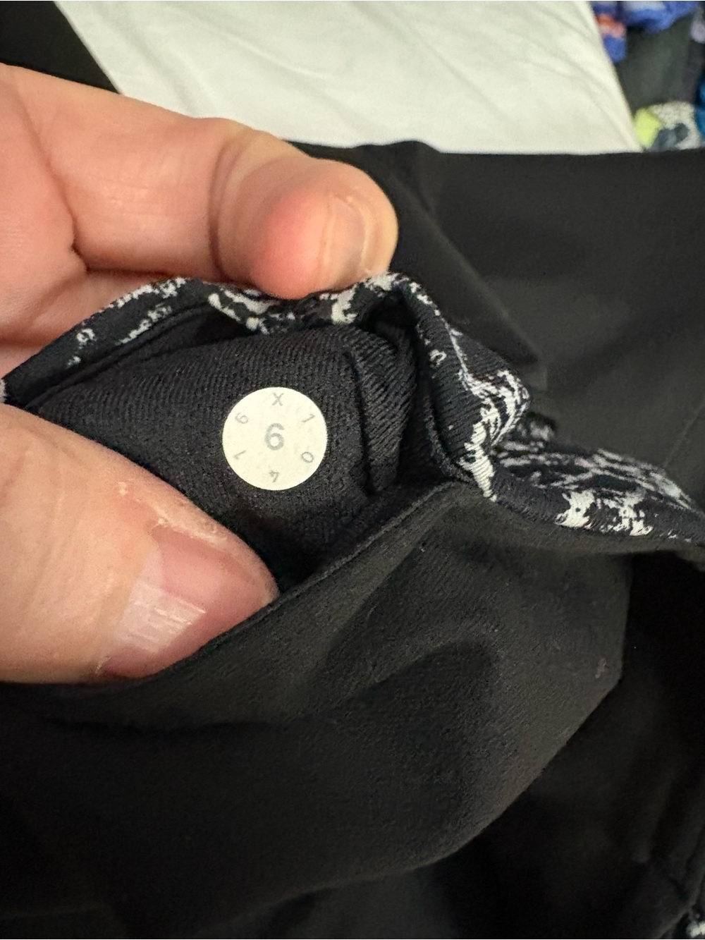 lululemon athletica Black Leggings with Black & White waist full length sz 6 - Picture 8 of 8
